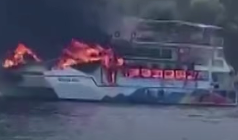 Ljudje so v paniki skakali v morje: Ladja je zagorela (Video)