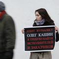 Aktivistka pred poslopjem ruskega notranjega ministrstva, na katerem piše: "Novi