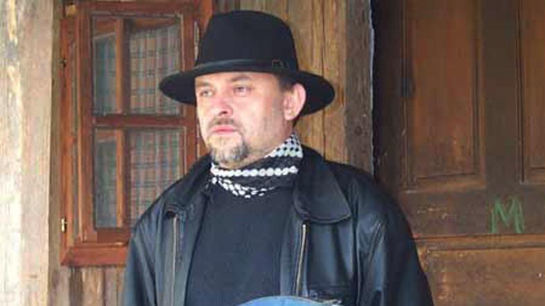 Feri Lainšček je vsestranski pisatelj, saj piše tako za odrasle kot tudi za mlad