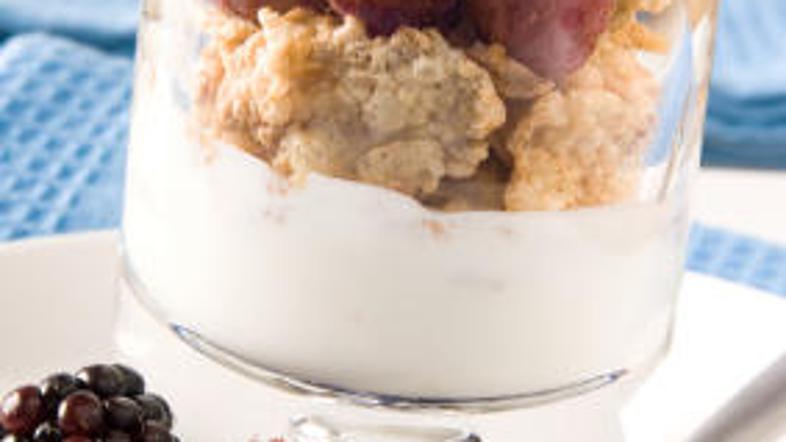 Sadno kremo si pripravite iz vam ljubega sadja, dodajte kosmiče in privlačno ser