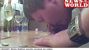 Ricky Hatton med snifanjem kokaina. (Foto: News of the world)