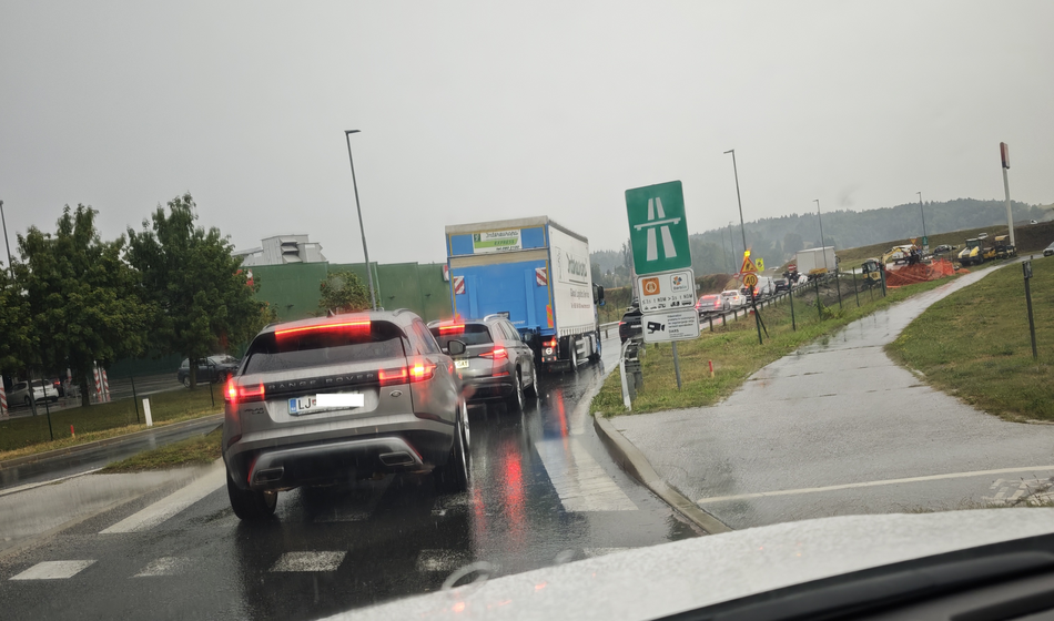 Vozniki vsak dan stojijo v zastojih, Dars pa: Septembra nova sprememba