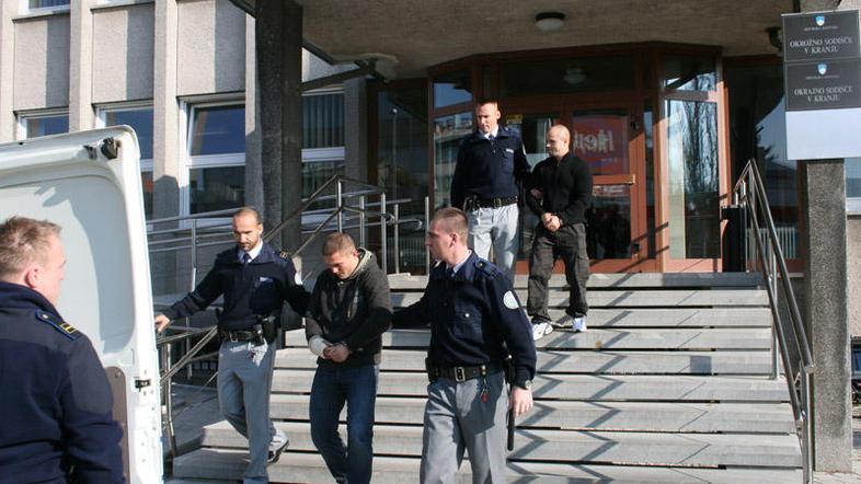 Obtoženca sta poskušala po dejanju pobegniti na Hrvaško, a so ju pri Metliki ust