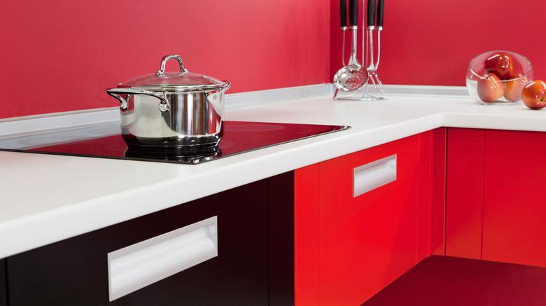 V kuhinjah se vse bolj uveljavlja kombiniranje klasike s sodobnim. (Foto: Shutte