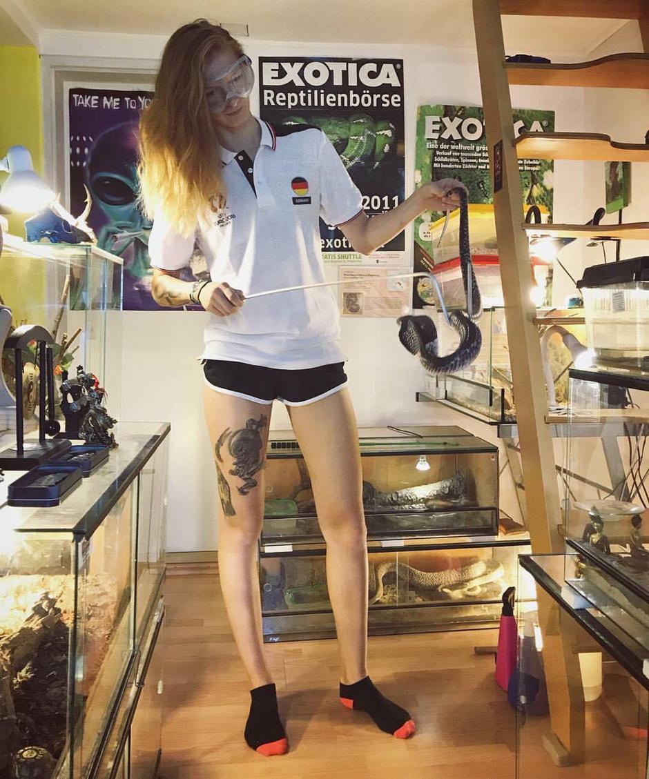 Leticia Aškerc s svojo samico siamske pljuvajoce kobre | Avtor: Aleš Lubej