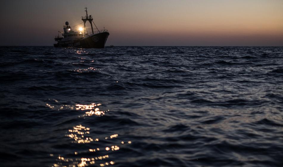 Tri Slovence sredi noči reševali na odprtem morju