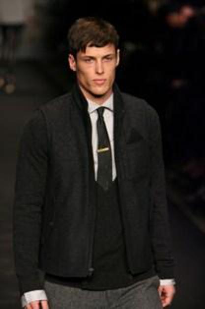 Nižji kot je izrez na puloverju, bolj modni boste.