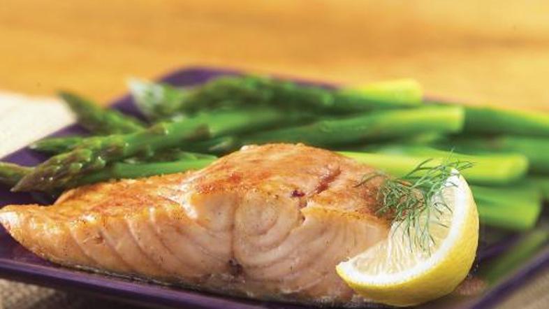 K lososu z beluši postrezite riž ali pečen krompir.