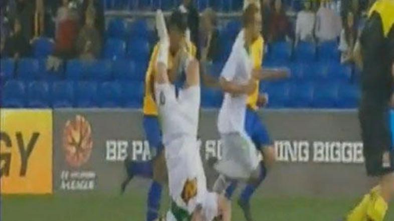 Robbie Fowler je tako na tla zrušil nasprotnika.