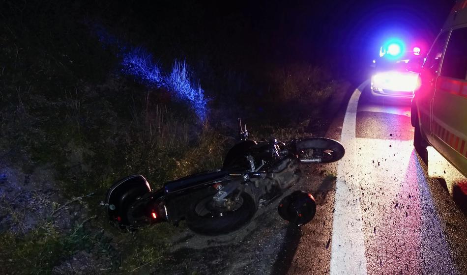 40-letni motorist Primož trčil v traktorsko prikolico, ni mu bilo pomoči
