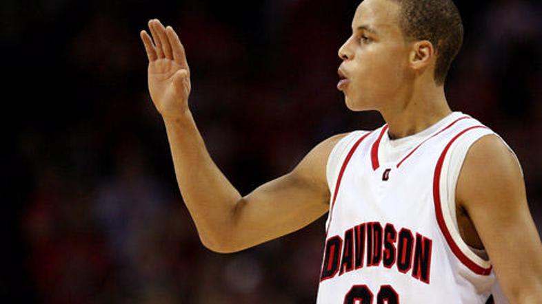 Mlad, a zelo samozavesten Stephen Curry, ko je lani igral za Davidson Wildcats.