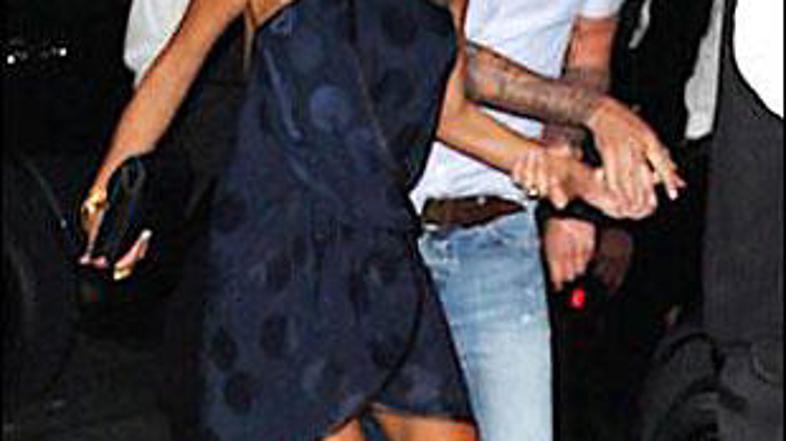 Ko je Victoria pogasila svojo žejo, jo je David s težavo spravil do avtomobila.