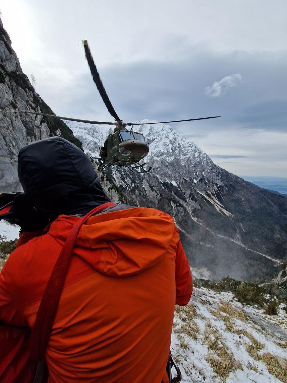 Helikopter Slovenske vojske med reševanjem v gorah | Avtor: GRS Kranj