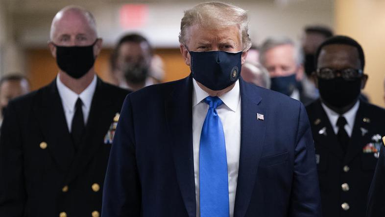 Donald Trump z masko