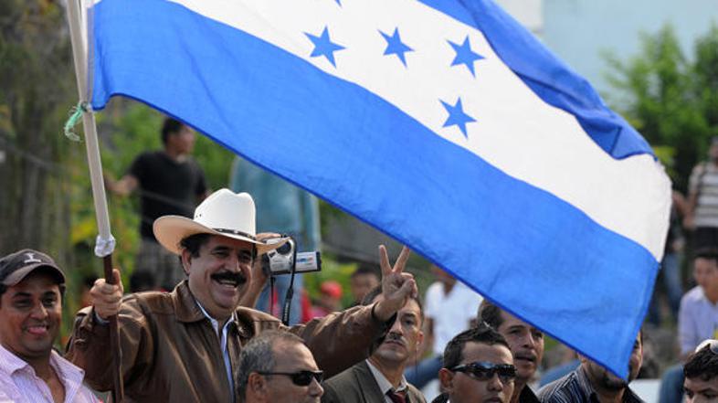 Strmoglavljeni predsednik Hondurasa Manuel Zelaya se je v ponedeljek kljub grožn