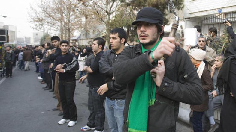 Iranske varnostne sile so se nad protestnike v Teheranu znesli s solzivcem in st