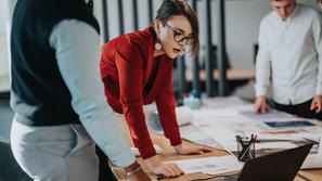 Sodelavec in sodelavka v pisarni