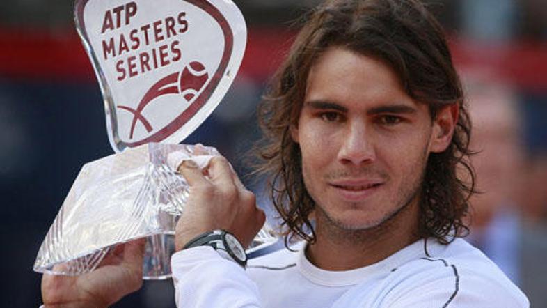 Lani ga je v Hamburgu Federer premagal, letos je hamburški pokal znova dvignil N