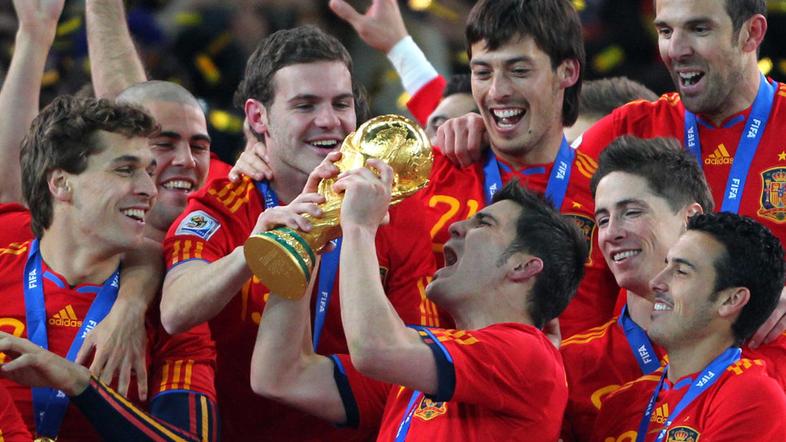 Zmagoslavno in ponosno: Španci so dvignili pokal za najboljšega na svetu. (Foto: