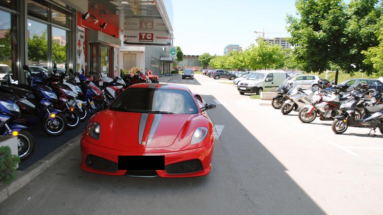 Fotografija, na kateri je avtomobil znamke Ferrari, je nastala v torek ob 13. ur