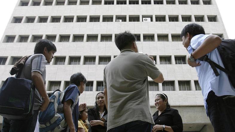 Zaradi potresa so se na ulici zgrnili delavci v finančni četrti Manile,vendar pa