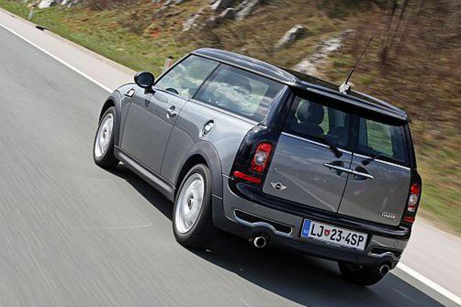 Ne samo pri zunanjosti, tudi v akciji je clubman avtomobil, ki voznika ne pusti 