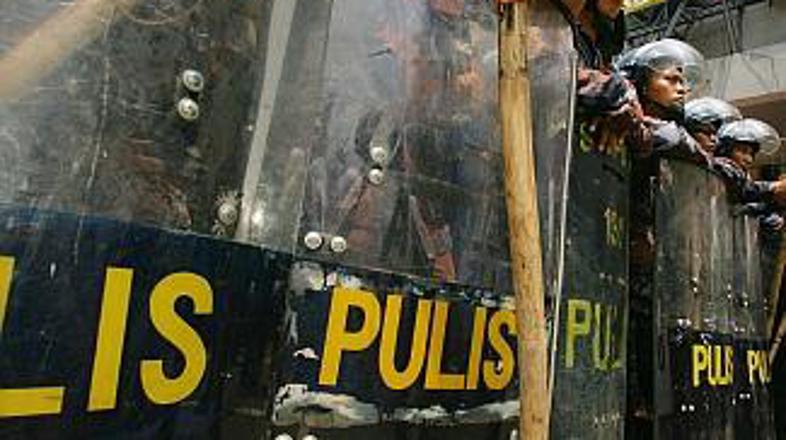 Policisti so za kazen ostali brez službe.