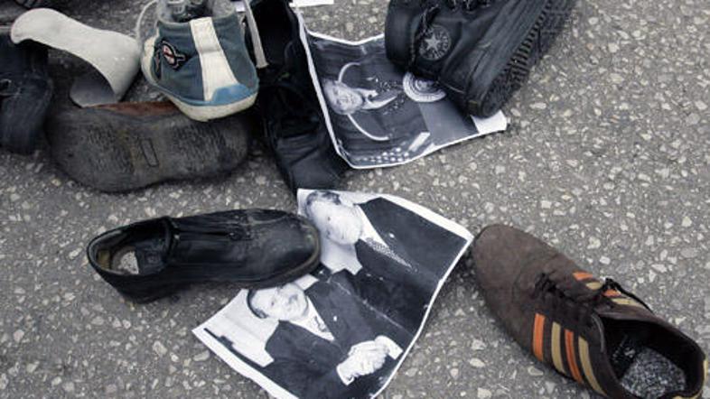 Al Zaidija naj bi v zapori mučili. Njegovi privrženci pa še vedno protestirajo p