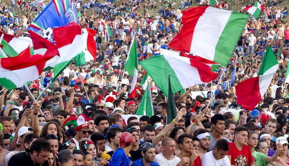 italijani množica zastava | Avtor: EPA