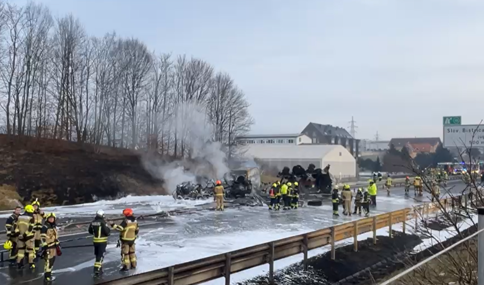 Avtocesta še naprej zaprta, v nesreči naj bi umrla ena oseba
