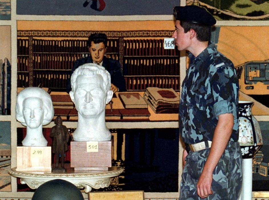 z dražbe Ceausescujevih predmetov 1999-2000