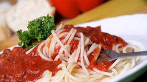 Špageti s paradižnikovim pestom so priljubljena italijanska jed.