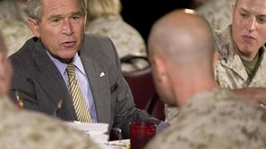 Bush je v petek obiskal marince v bazi Quantico v Virginiji in ponovil, da je na
