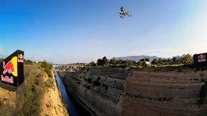 Robbie Maddison skok motokros Korintski kanal