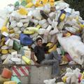 Odrabljena plastika danes predstavlja veliko breme za okolje in zdravje ljudi. (