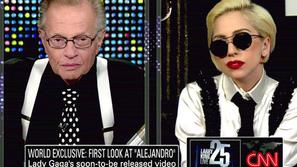 Lady Gaga je bila oblečena ravno nasprotno kot Larry King. (Foto: CNN)
