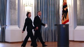 Köhler je odločitev naznanil v družbi žene. (Foto: Reuters)