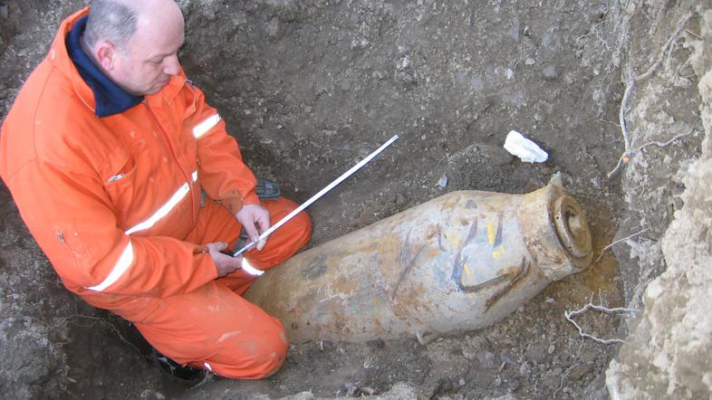 Pirotehniki so bombo po natančni proučitvi varno premestili in njeno uničenje vč