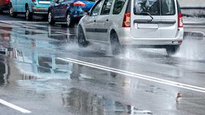 vožnja avtomobila v dežju