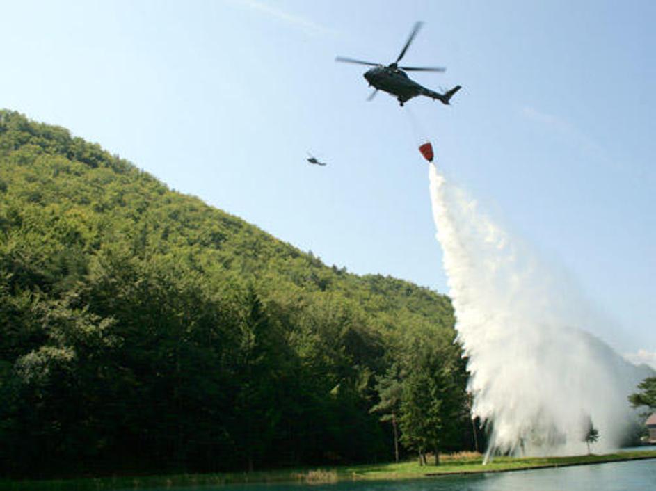 Na vaji so vojaki prikazali tudi gašenje požara s helikopterjem Cougar.