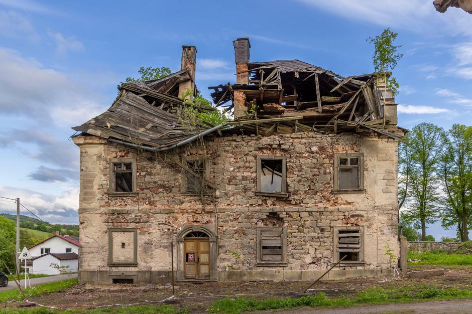 stara hiša z delno porušeno streho podrtija | Avtor: Profimedia