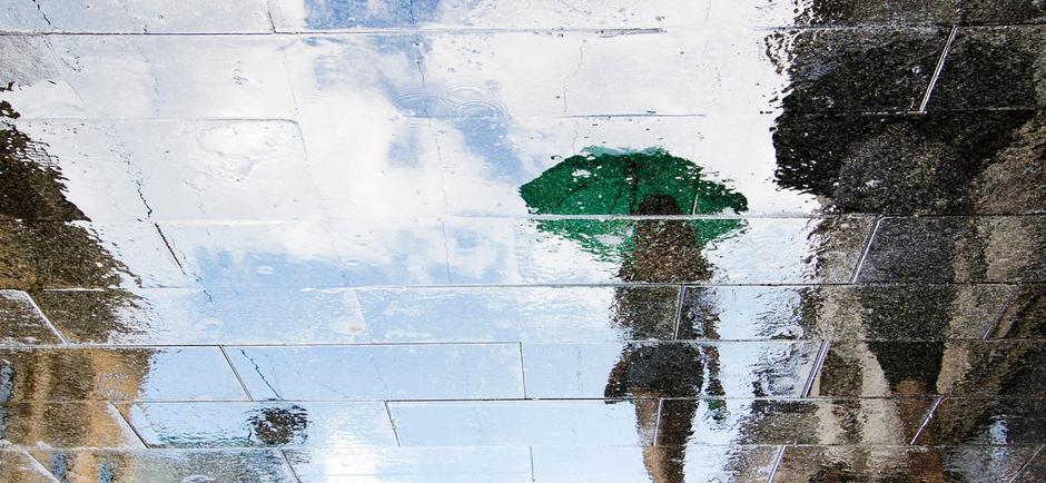 vreme pomlad dež luža dežnik | Avtor: Profimedia