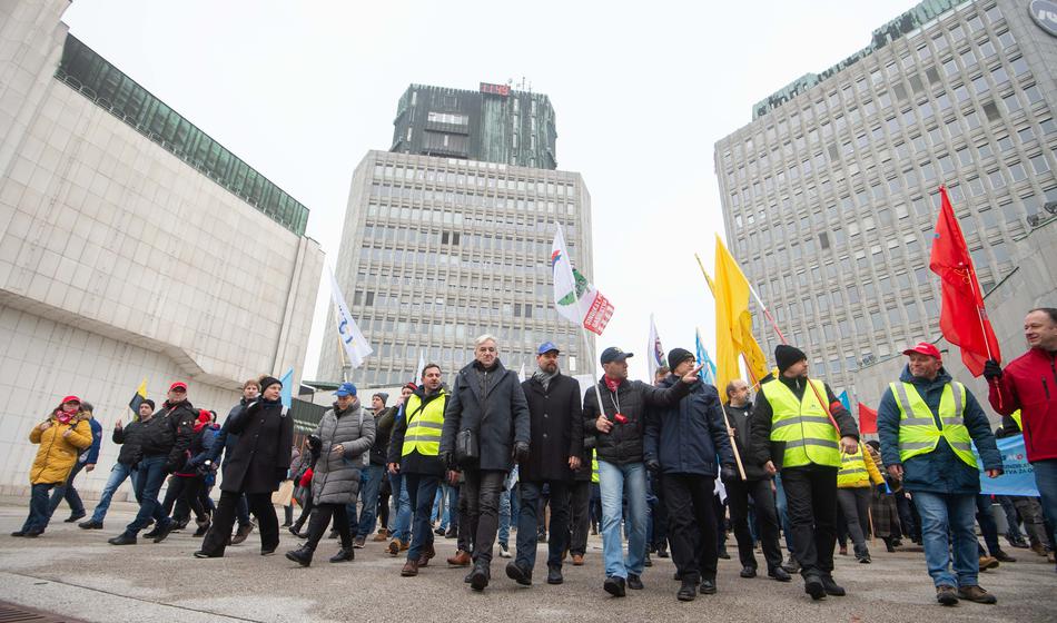 Sindikati z eno nogo že na okopih