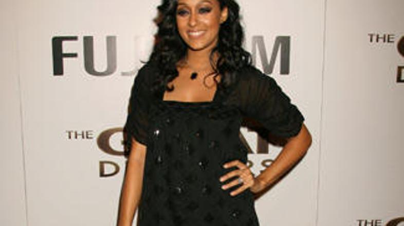 Tia je zaslovela z nadaljevanko Sister, Sister.