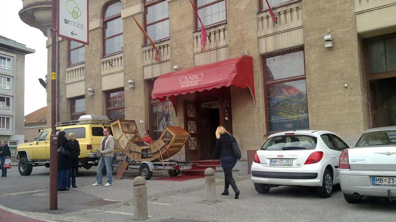 Opremo so iz kazina odnašali že novembra lani. (Foto: Katarina Pernat)