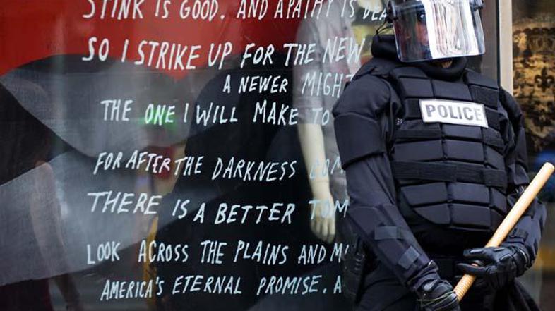 Policisti so varovali trgovine pred več tisoč protestniki, ki so ob zasedanju no