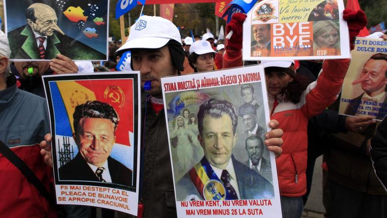 Spomin na Ceausescuja še živi. Na sliki vidite protestnike v Bukarešti, ki sedan