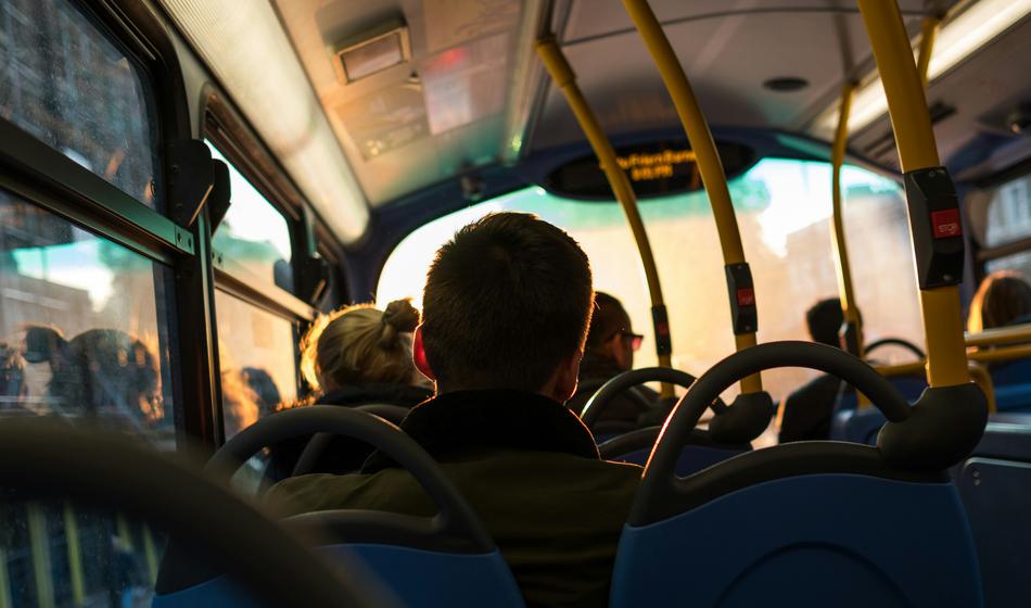 Mladi dekleti ukradli avtobus in končali v jarku