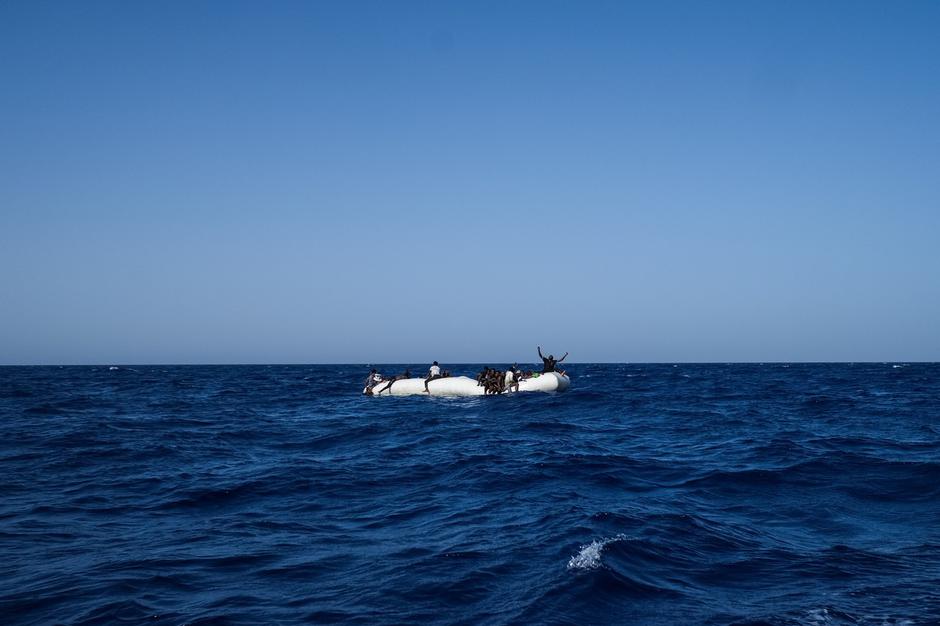 Migranti pri prečkanju Sredozemskega morja. | Avtor: Profimedia
