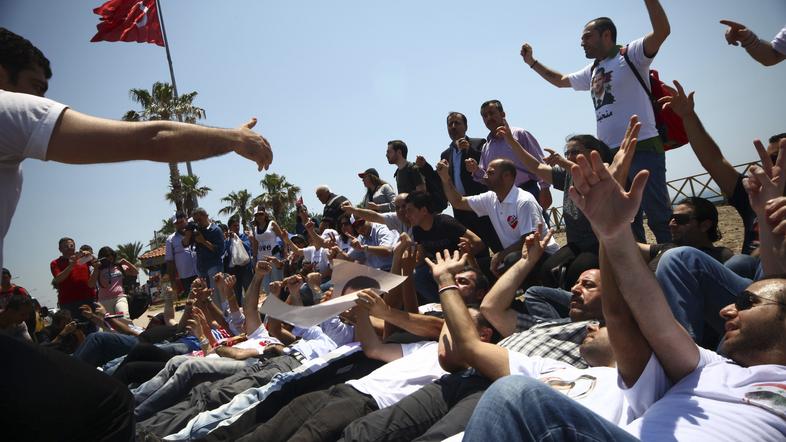 Posnetek iz petkovih demonstracij. (Foto: Reuters)